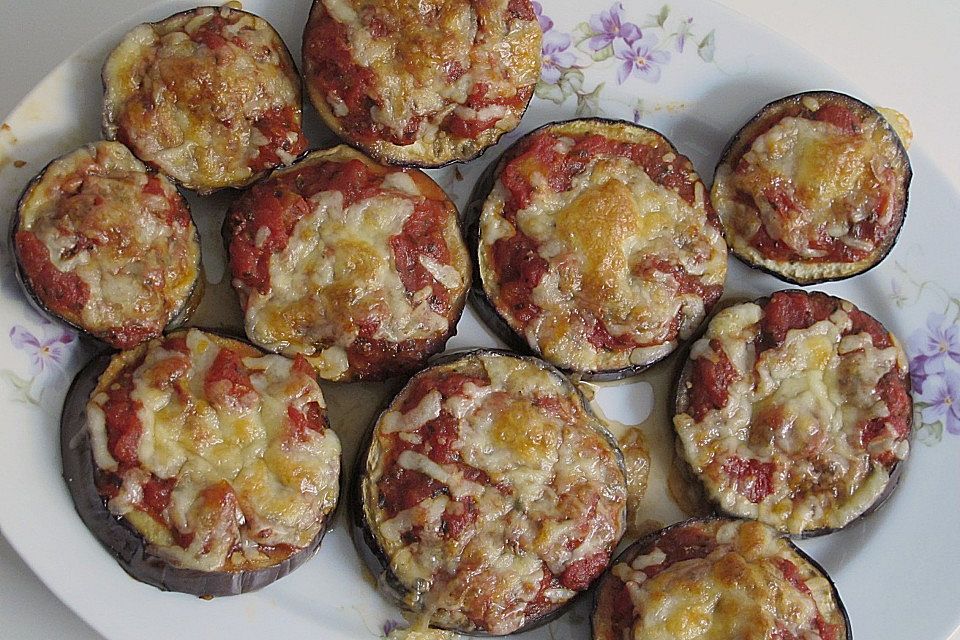 Auberginen mit Tomatensugo und Parmesan überbacken