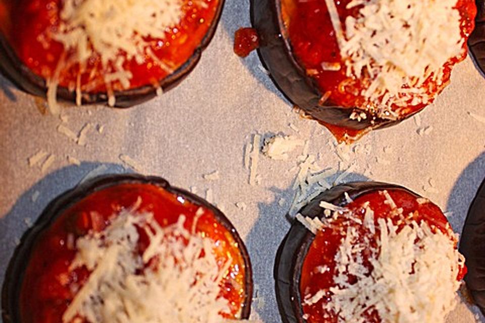 Auberginen mit Tomatensugo und Parmesan überbacken