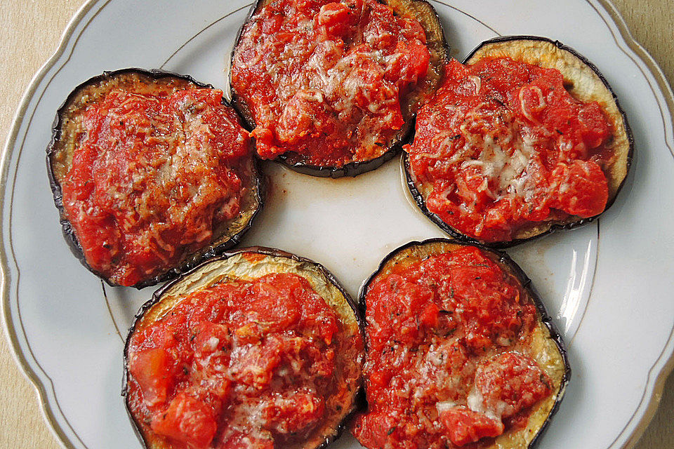 Auberginen mit Tomatensugo und Parmesan überbacken