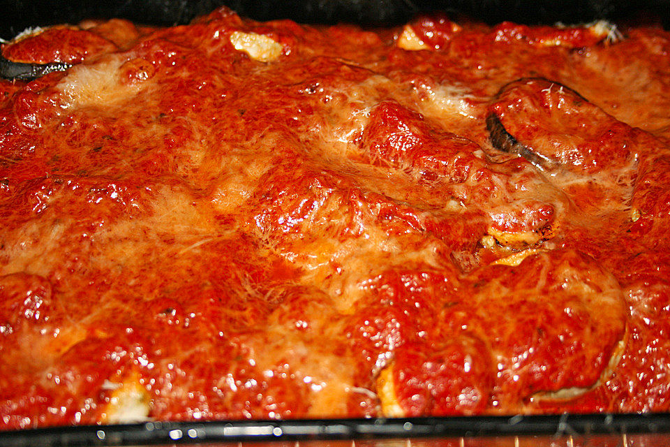 Auberginen mit Tomatensugo und Parmesan überbacken