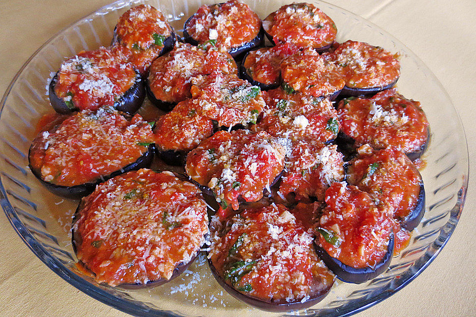 Auberginen mit Tomatensugo und Parmesan überbacken