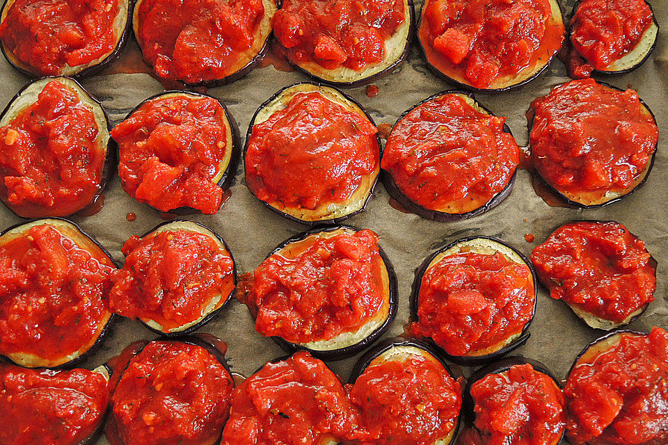 Auberginen mit Tomatensugo und Parmesan überbacken