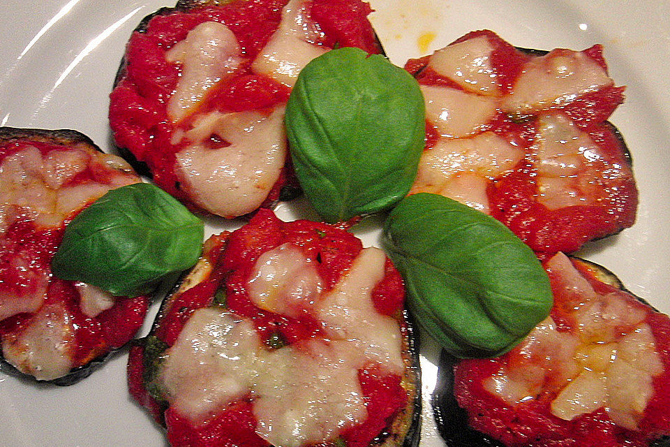 Auberginen mit Tomatensugo und Parmesan überbacken