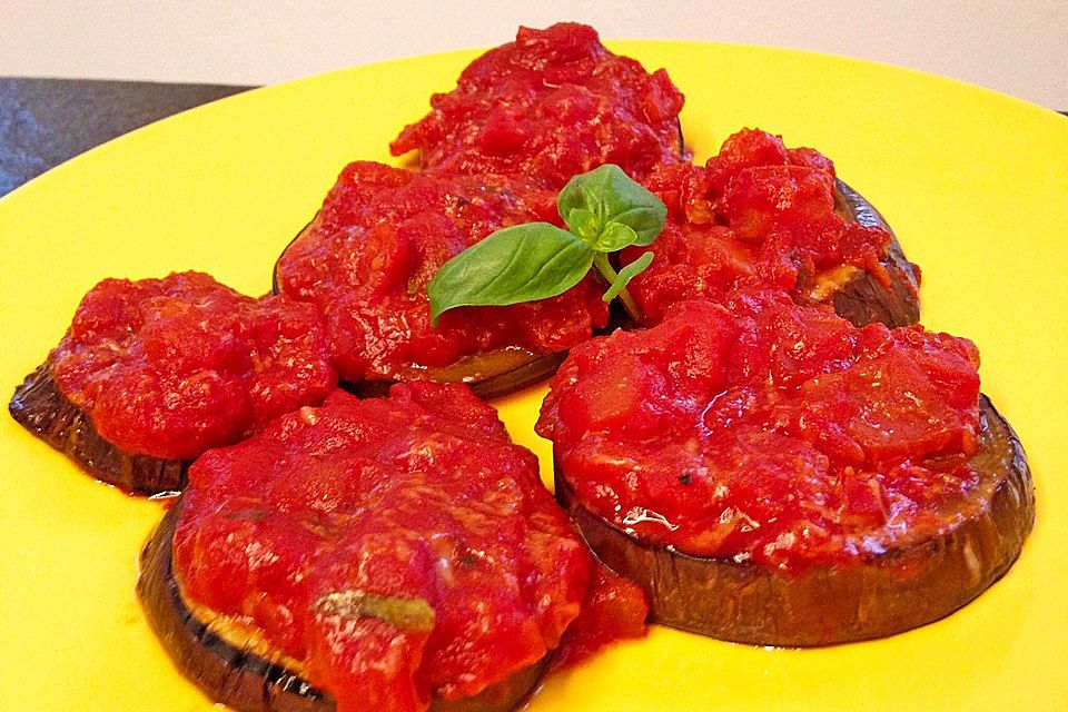 Auberginen mit Tomatensugo und Parmesan überbacken