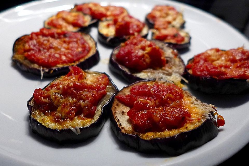 Auberginen mit Tomatensugo und Parmesan überbacken