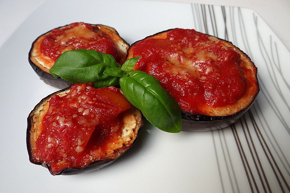 Auberginen mit Tomatensugo und Parmesan überbacken