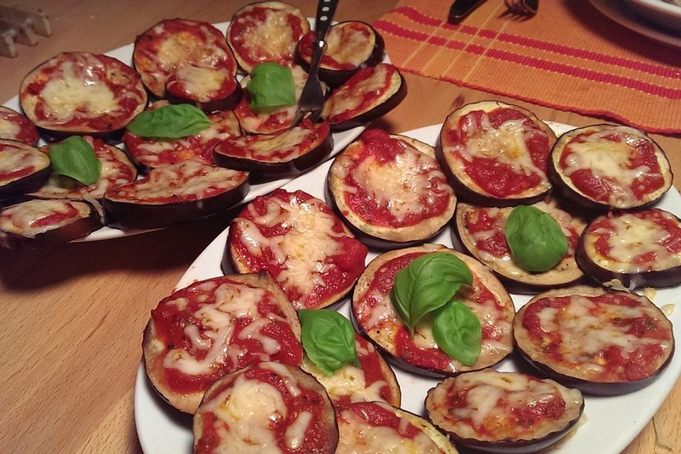 Auberginen mit Tomatensugo und Parmesan überbacken