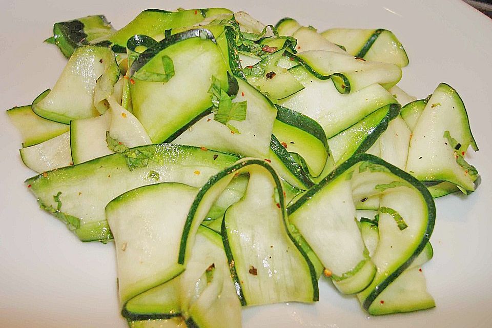 Zucchini - Salat mit Minz - Vinaigrette