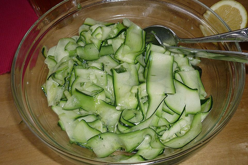 Zucchini - Salat mit Minz - Vinaigrette