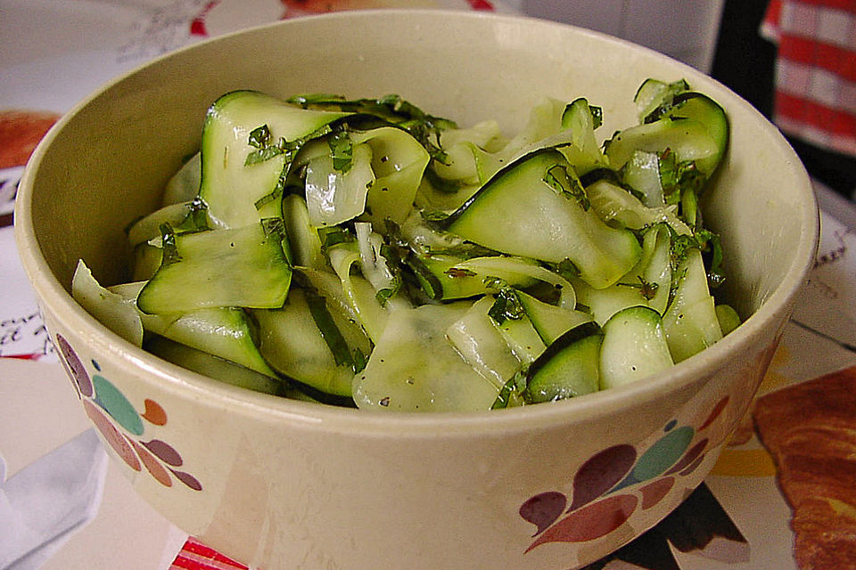 Zucchini - Salat mit Minz - Vinaigrette