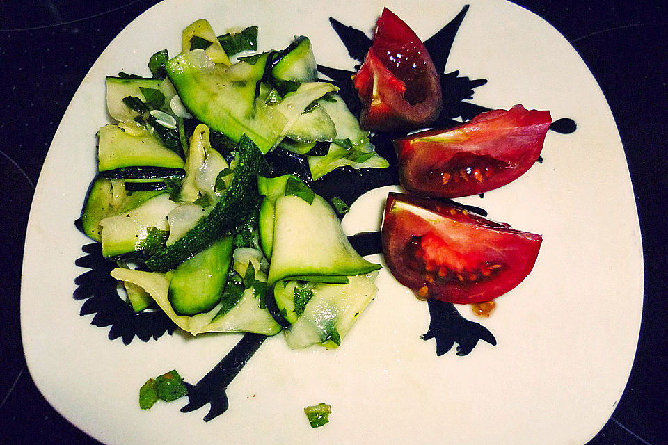 Zucchini - Salat mit Minz - Vinaigrette