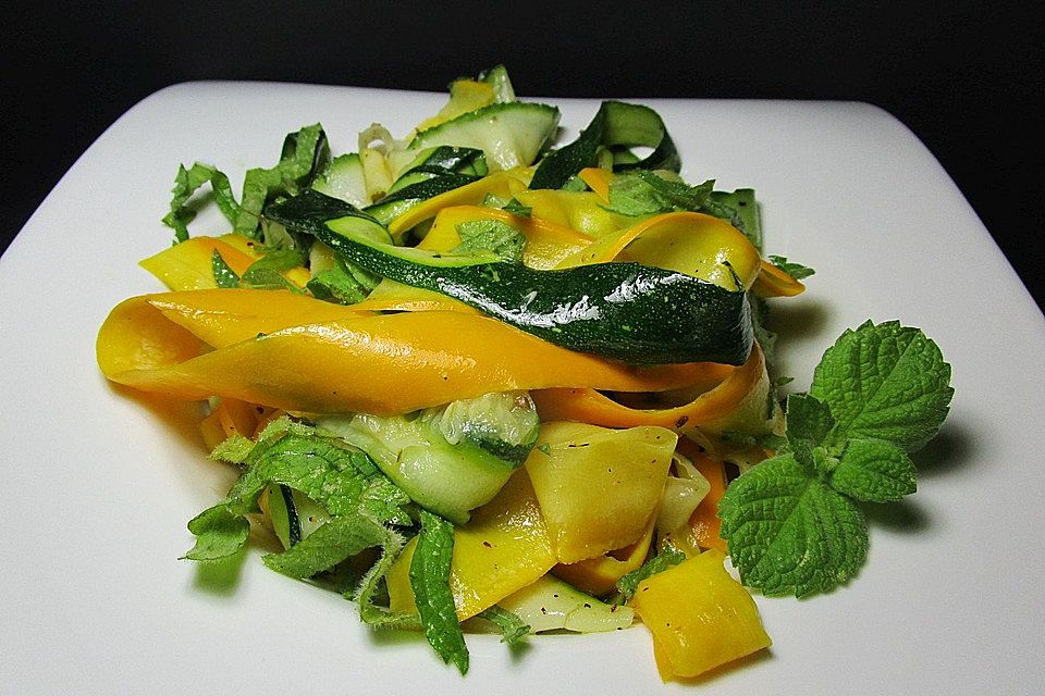 Zucchini - Salat mit Minz - Vinaigrette