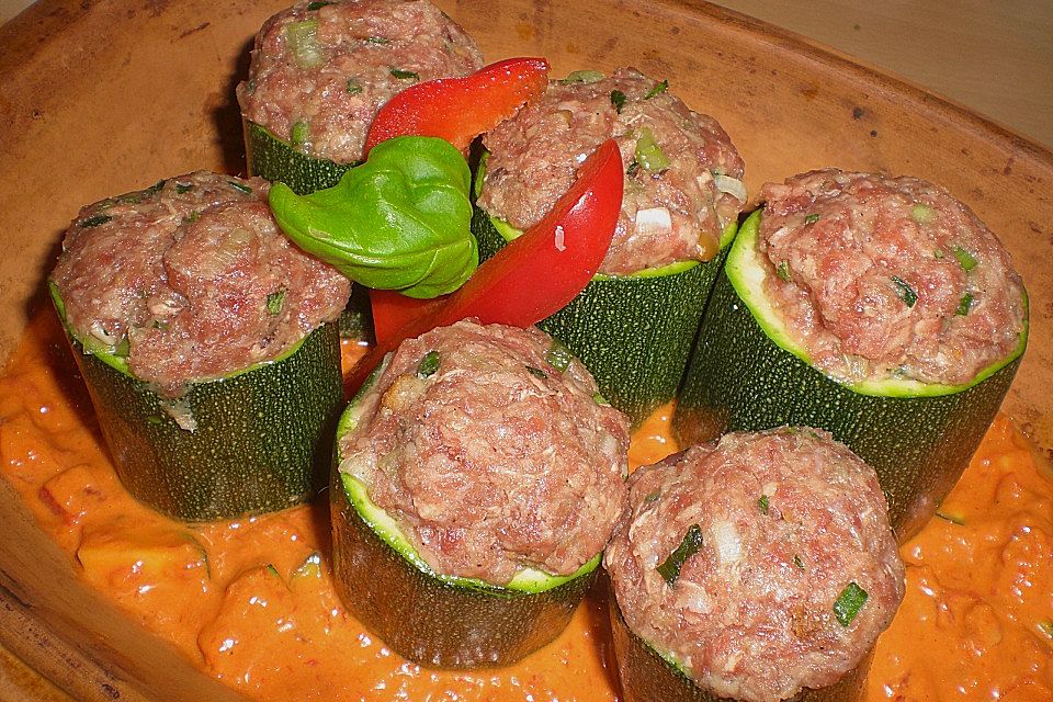 Gefüllte Paprika und Zucchini, mit Käse überbacken