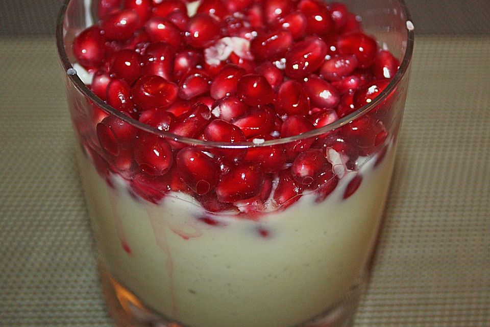 Cremepudding mit Granatapfel