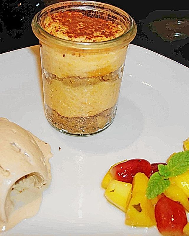 Bataten - Tiramisu mit Kaffee - Eis und Mango - Trauben - Salat