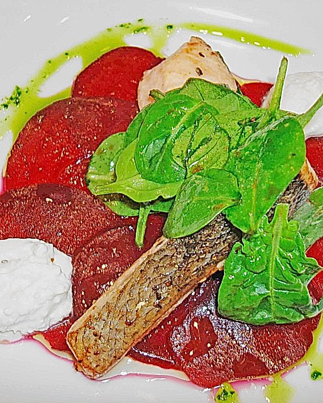 Gebratener Lachs auf Rote Bete - Carpaccio mit Spinatsalat und Meerrettichmousse