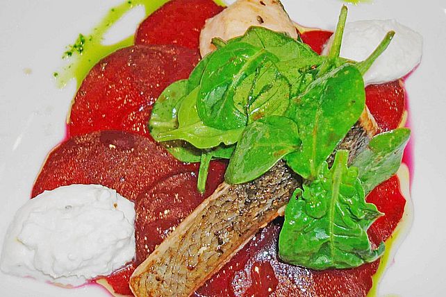 Gebratener Lachs auf Rote Bete - Carpaccio mit Spinatsalat und ...