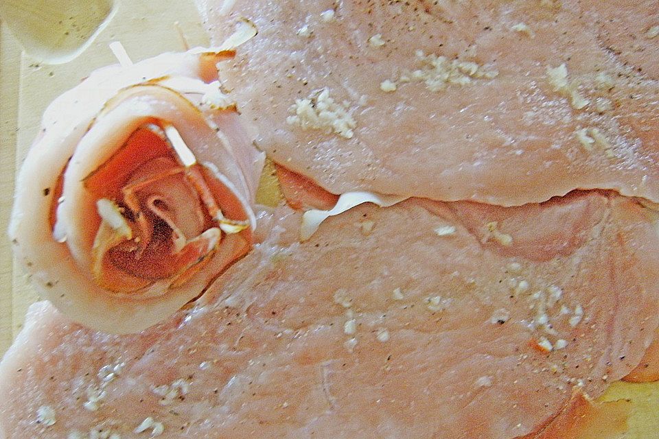 Schweins- oder Kalbsröllchen mit Schinkenspeck und Ofengemüse