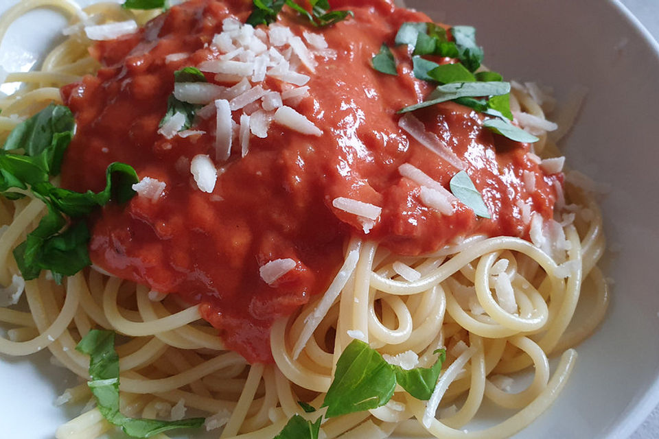 Spaghetti mit Tomatensoße