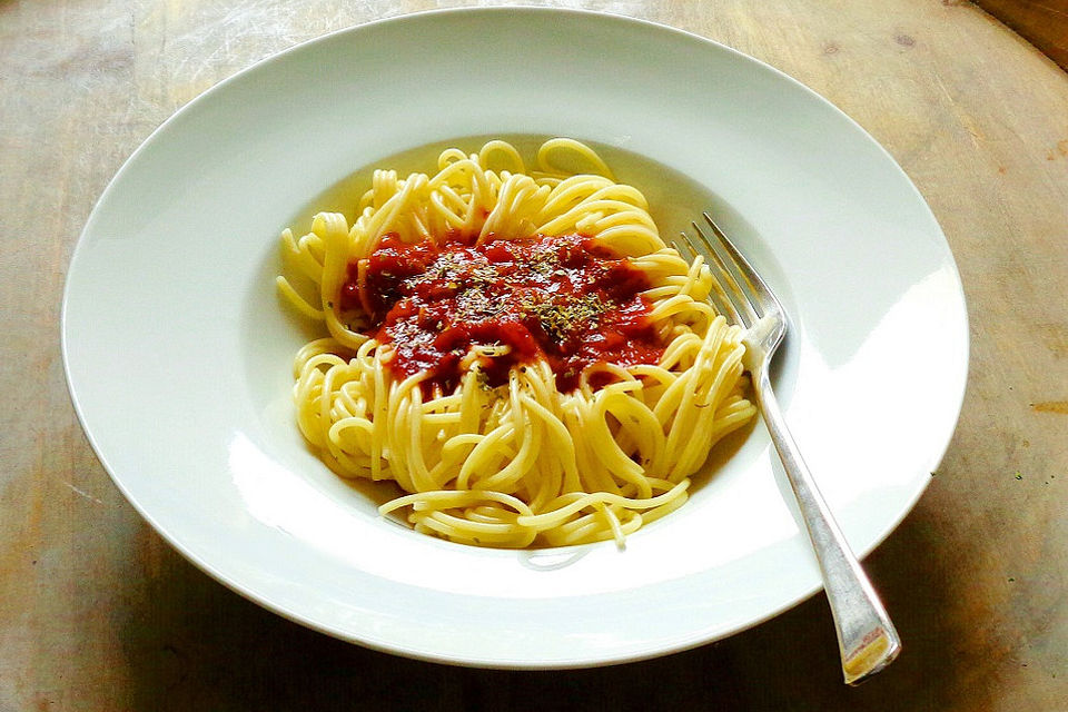 Spaghetti mit Tomatensoße