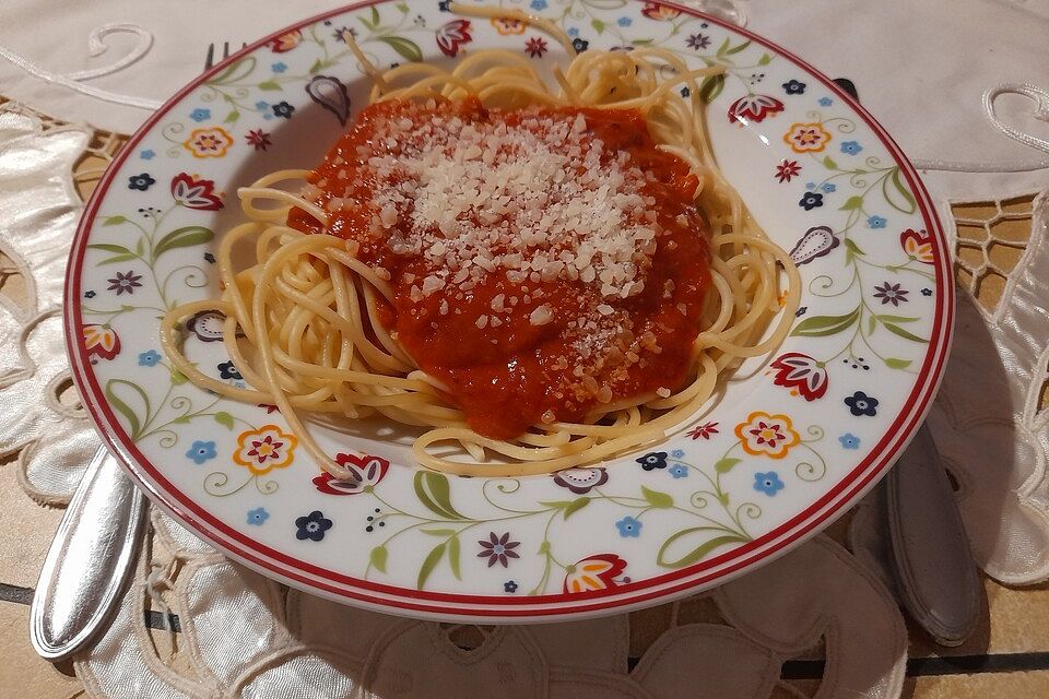 Spaghetti mit Tomatensoße