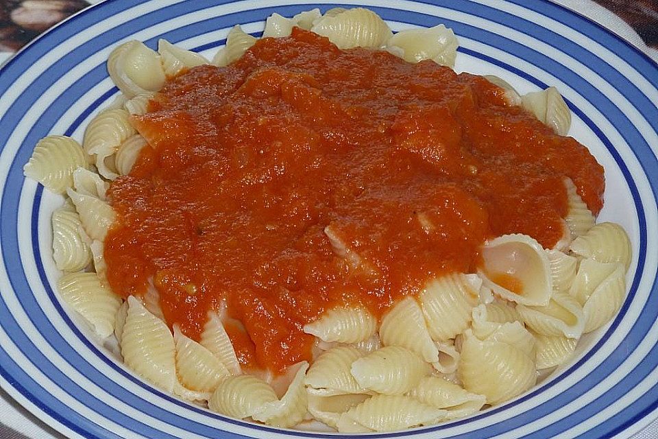 Spaghetti mit Tomatensoße