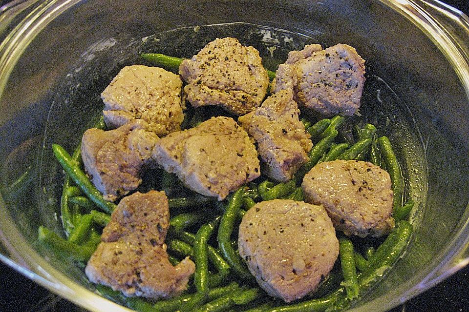 Schweinefilet auf Bohnenbett, dazu gefüllte Riesenchampignons