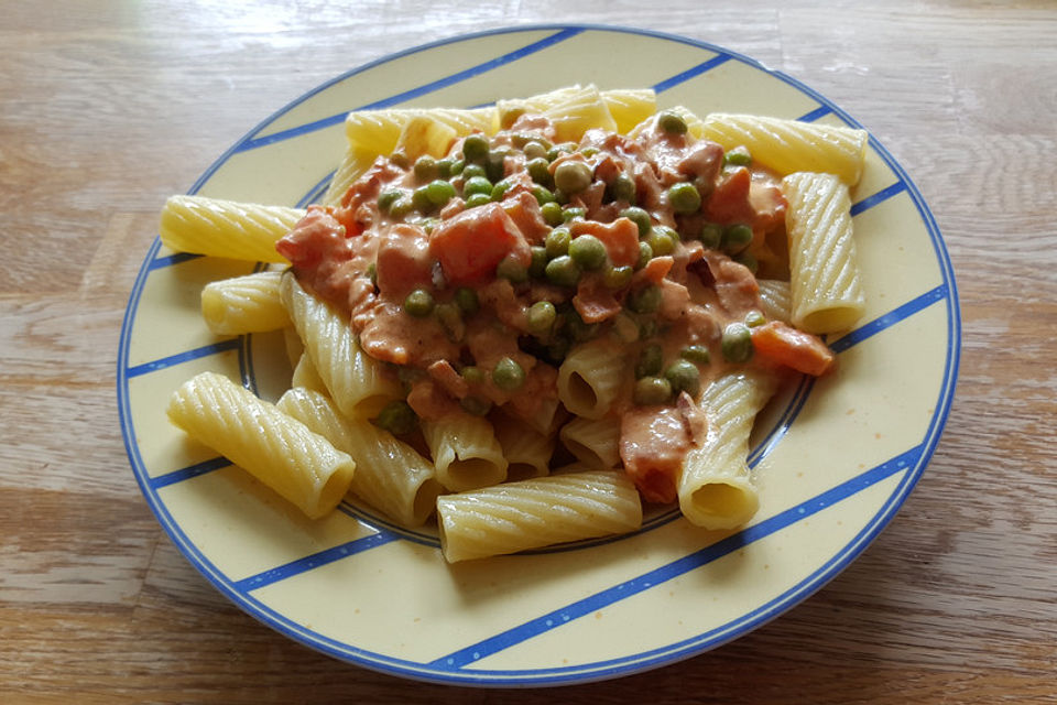 Nudeln mit einer Mascarpone - Erbsen - Tomatensoße