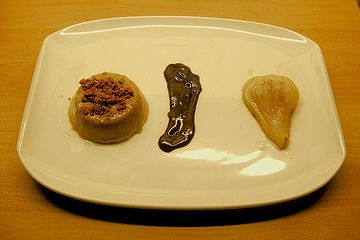 Amarettopudding mit Schokoladensauce und gratinierten Birnen