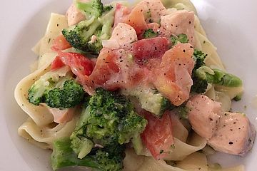 Nudeln In Brokkoli Lachs Rahmsauce Von Leiakarina Chefkoch 