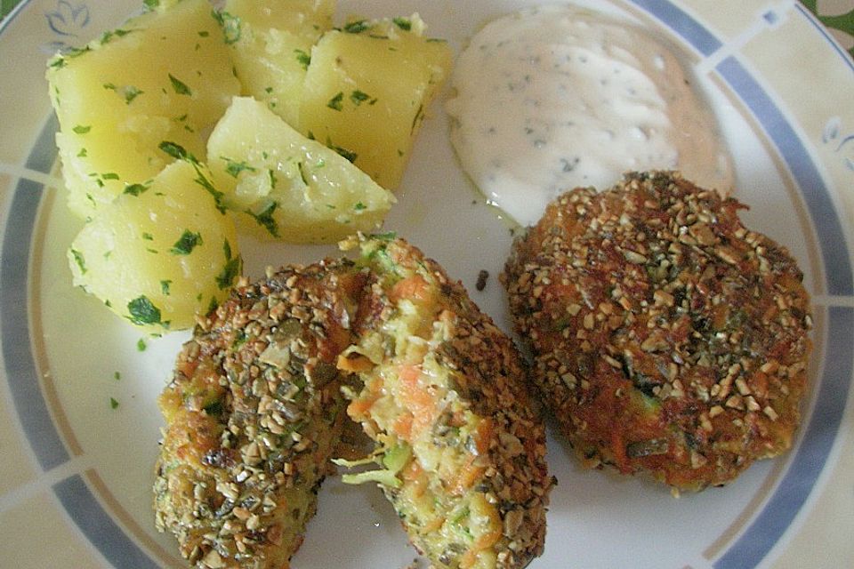 Zucchini - Karotten - Puffer mit Kürbiskernkruste