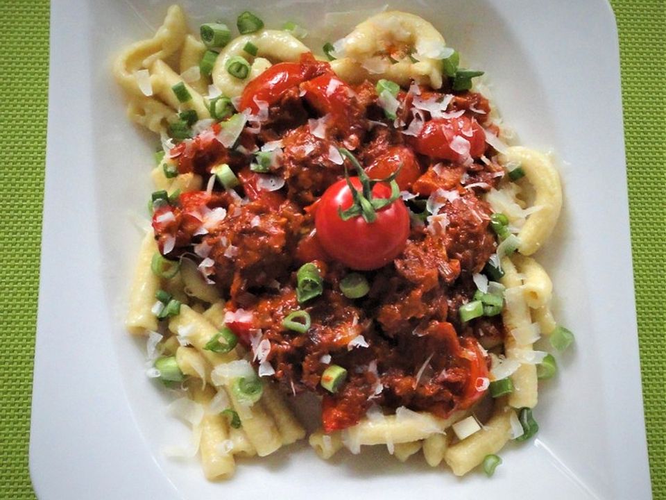 Pasta mit Chili - Kirschtomaten, gebratenen Lauchzwiebeln und Salsiccia ...