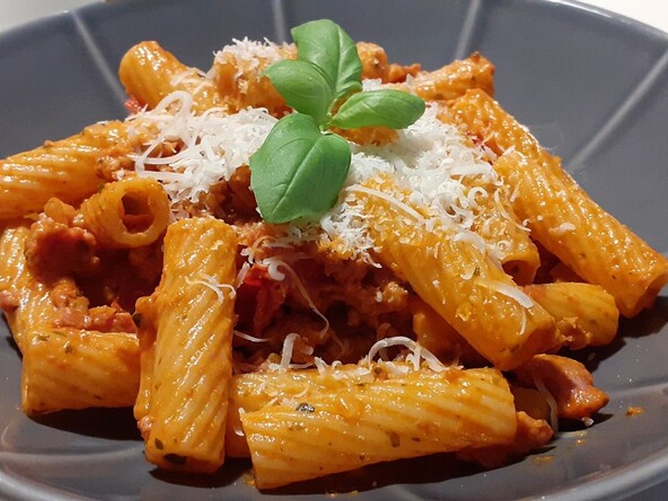 Pasta mit Chili - Kirschtomaten, gebratenen Lauchzwiebeln und Salsiccia ...