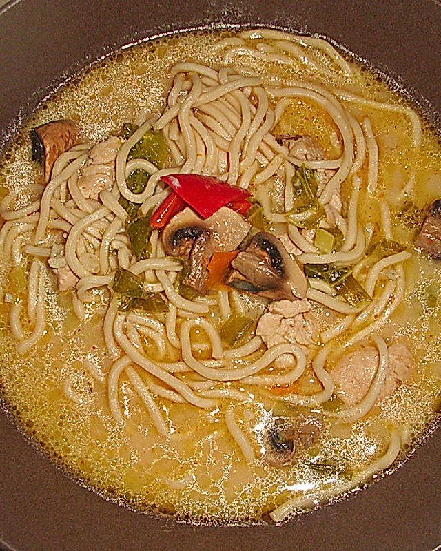 Asiatische Nudelsuppe mit Huhn und Gemüse