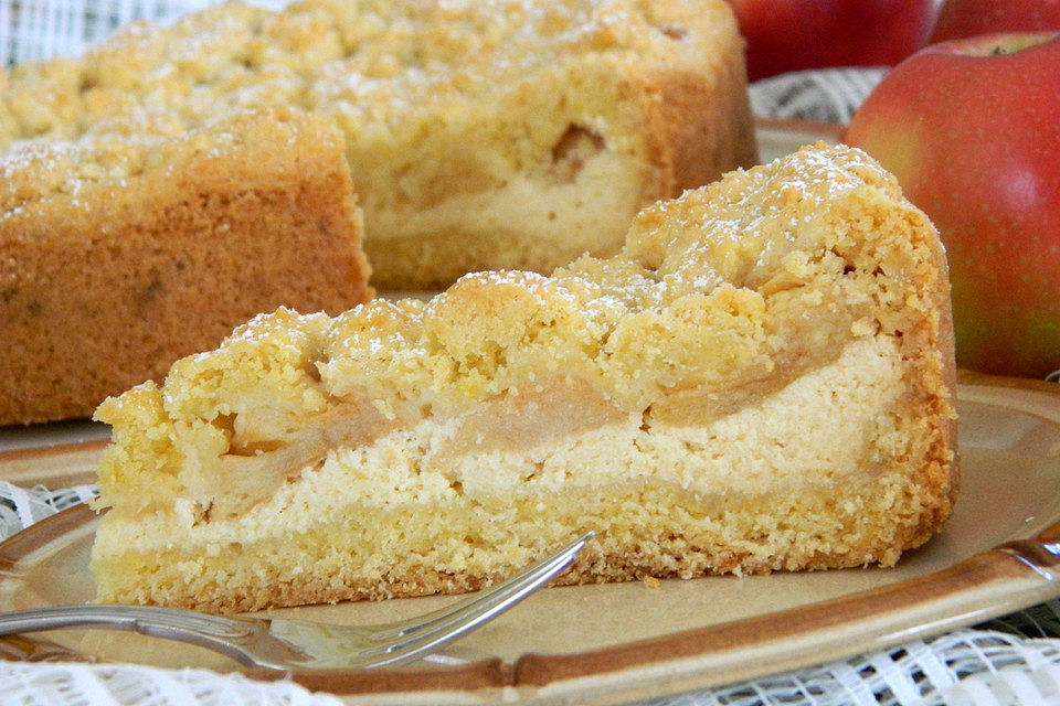 Marzipan - Quark - Torte mit Äpfeln und Streuseln