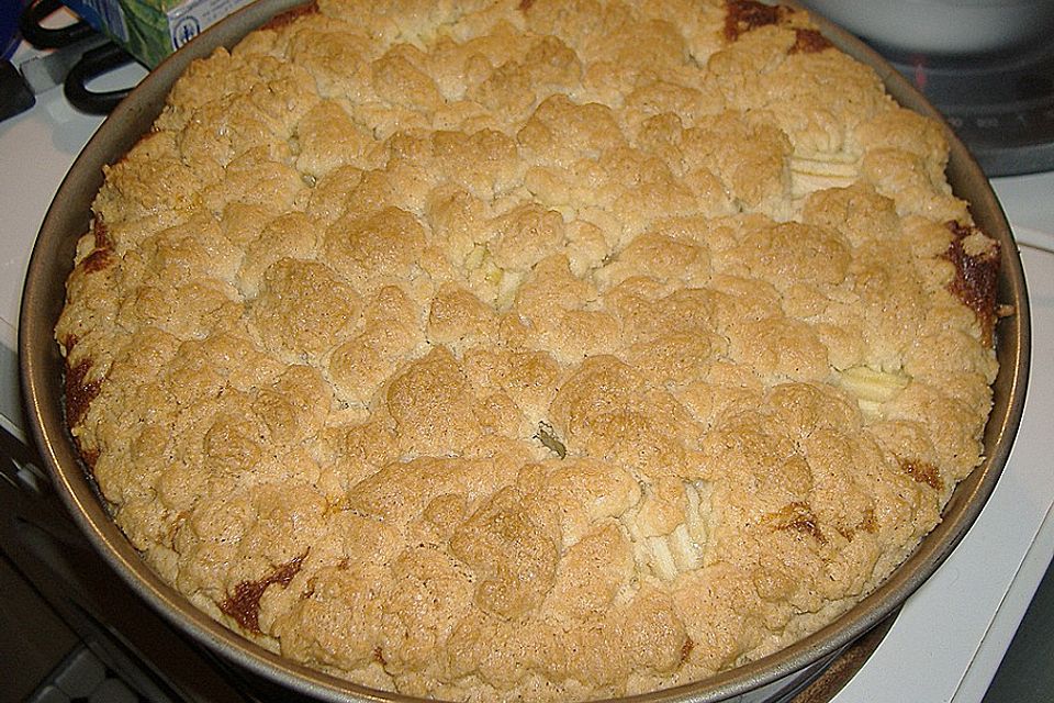 Marzipan - Quark - Torte mit Äpfeln und Streuseln