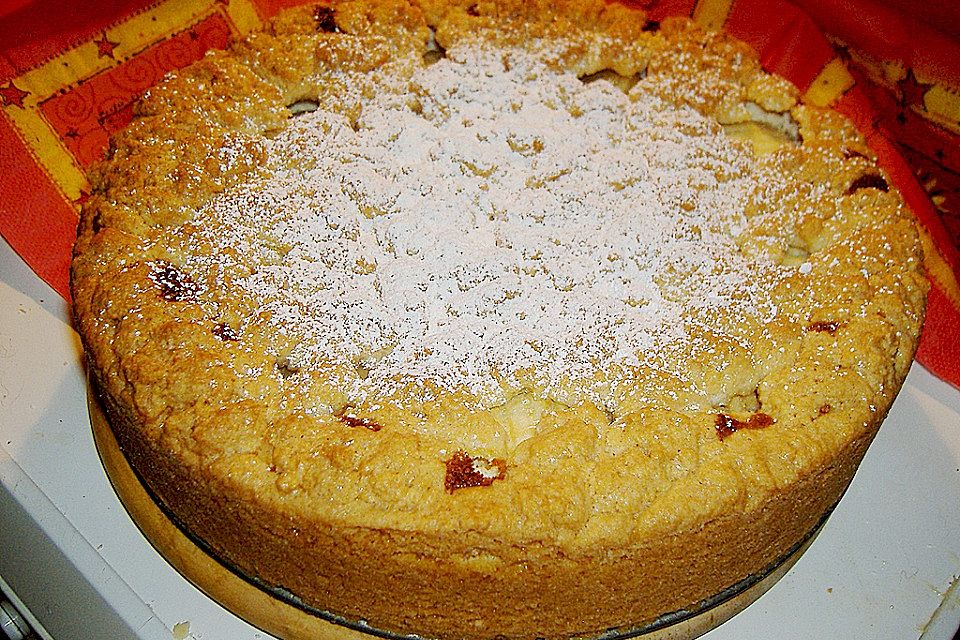 Marzipan - Quark - Torte mit Äpfeln und Streuseln