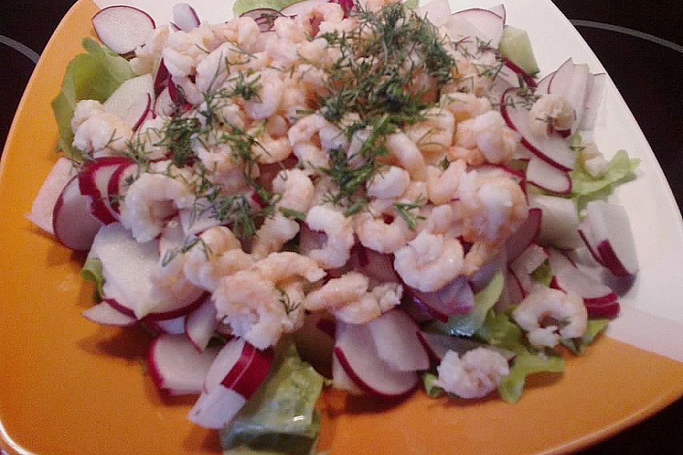 Krabbensalat mit Radieschen und Gurken