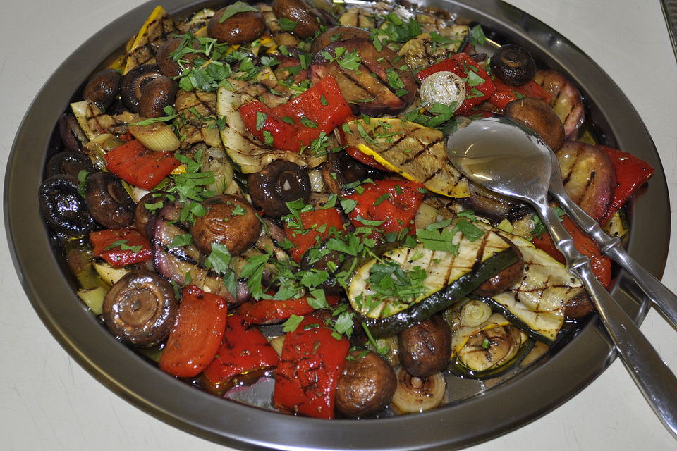 Auberginen - Paprika - Salat mit Oliven und Kapern