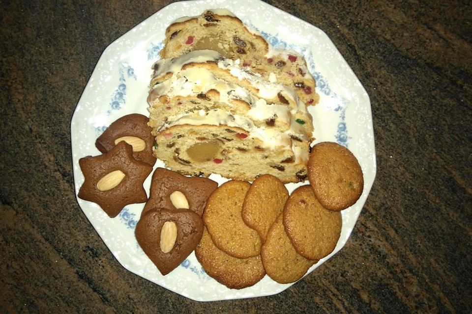 Uschis Quarkstollen mit Marzipanfüllung