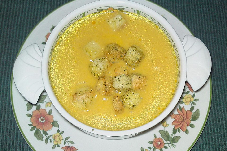 Apfel - Möhren - Suppe mit Croutons