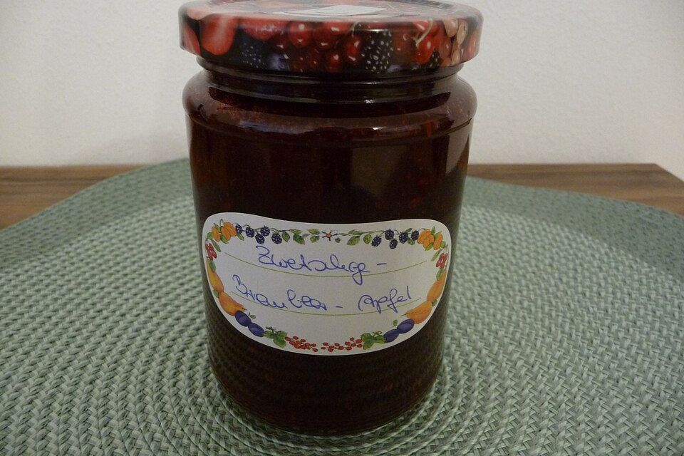 Herbstliche Marmelade mit roten Pflaumen, Brombeeren und Äpfeln