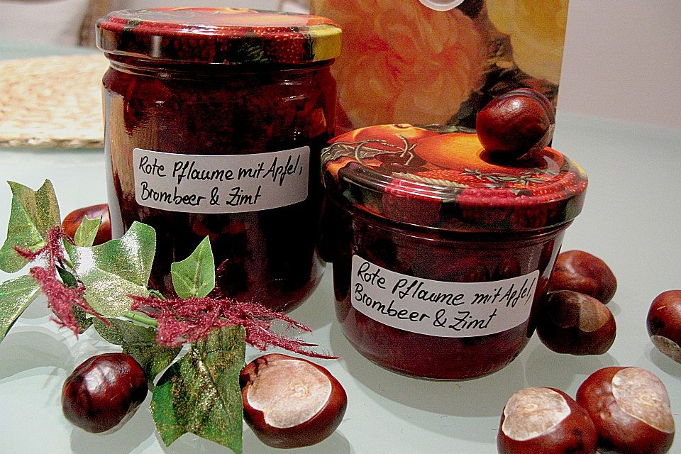 Herbstliche Marmelade mit roten Pflaumen, Brombeeren und Äpfeln