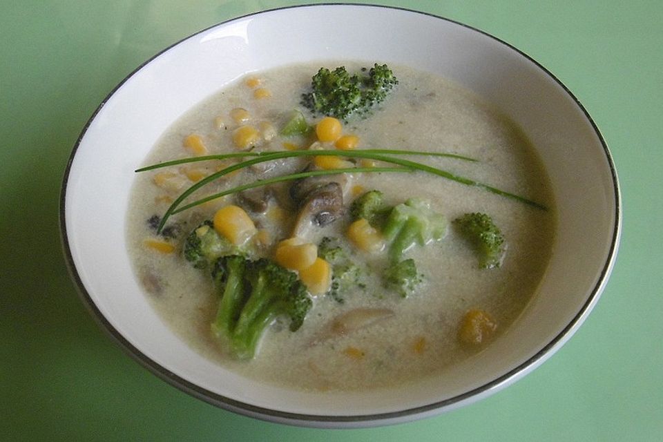 Champignon - Rahmsuppe mit Brokkoli und Mais