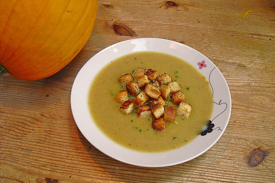 Kürbiscremesuppe mit Croutons Kürbiscremesuppe mit Croutons