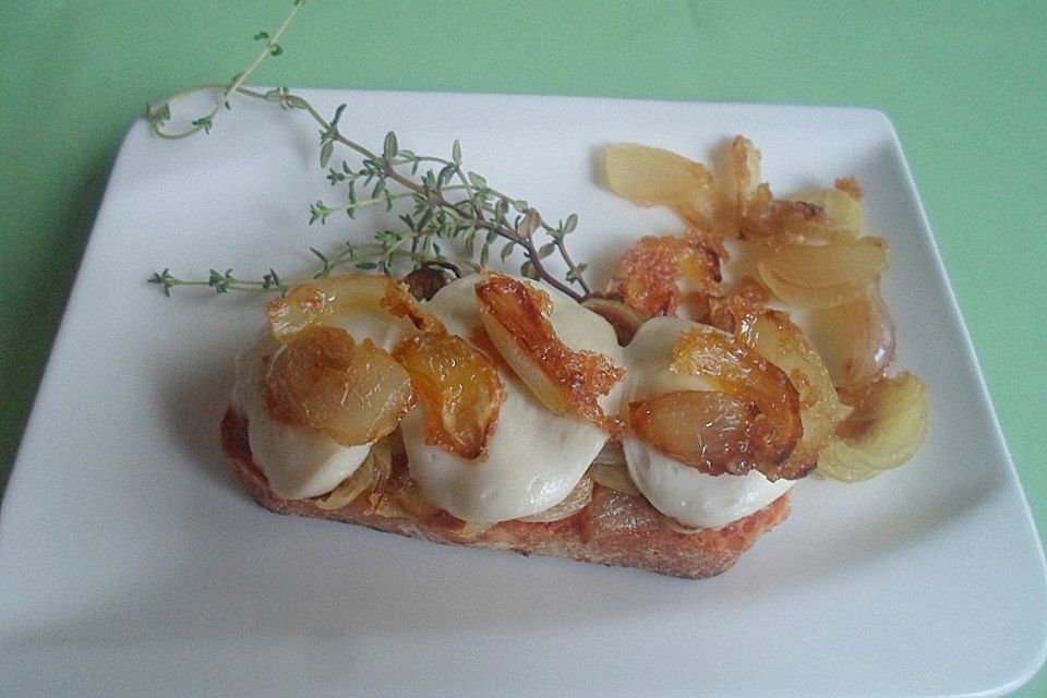 Ciabatta mit Mozzarella und gerösteten Zwiebeln