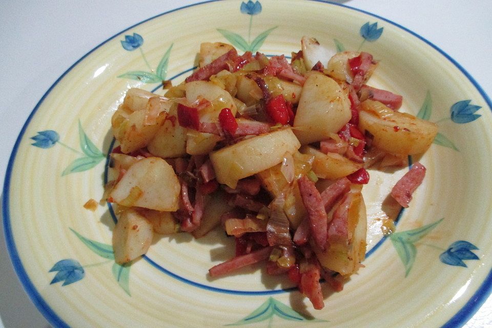 Kartoffel-Speck-Lauch-Pfanne mit Paprika