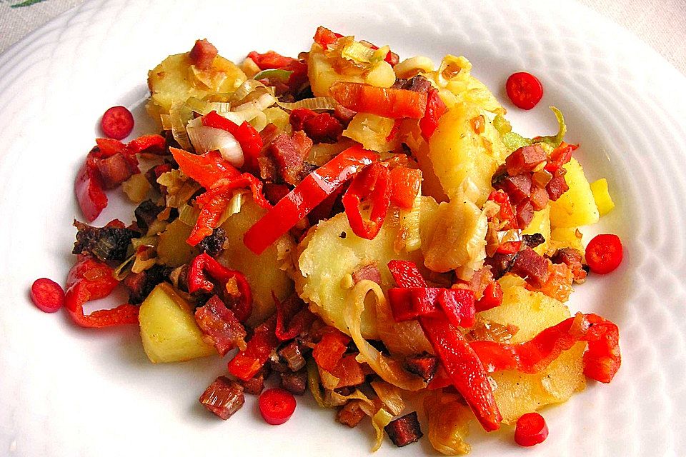 Kartoffel-Speck-Lauch-Pfanne mit Paprika