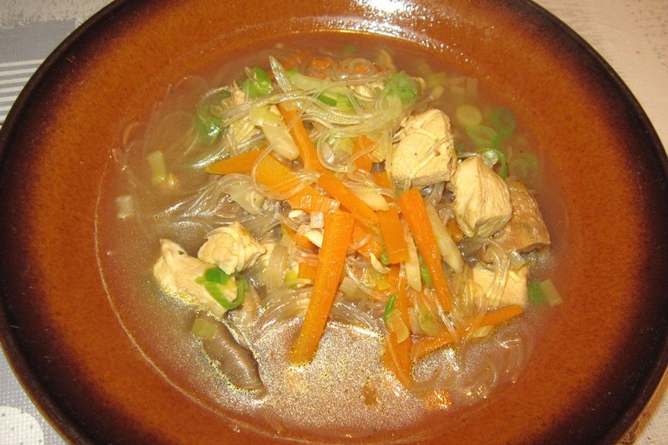 Asiatische Hühnersuppe mit Glasnudeln