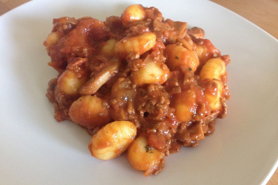 Gnocchi mit Hackfleisch und Pilzen in Tomatensauce